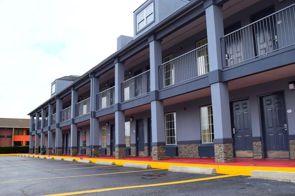 Baymont By Wyndham Warner Robins Motel Exterior photo