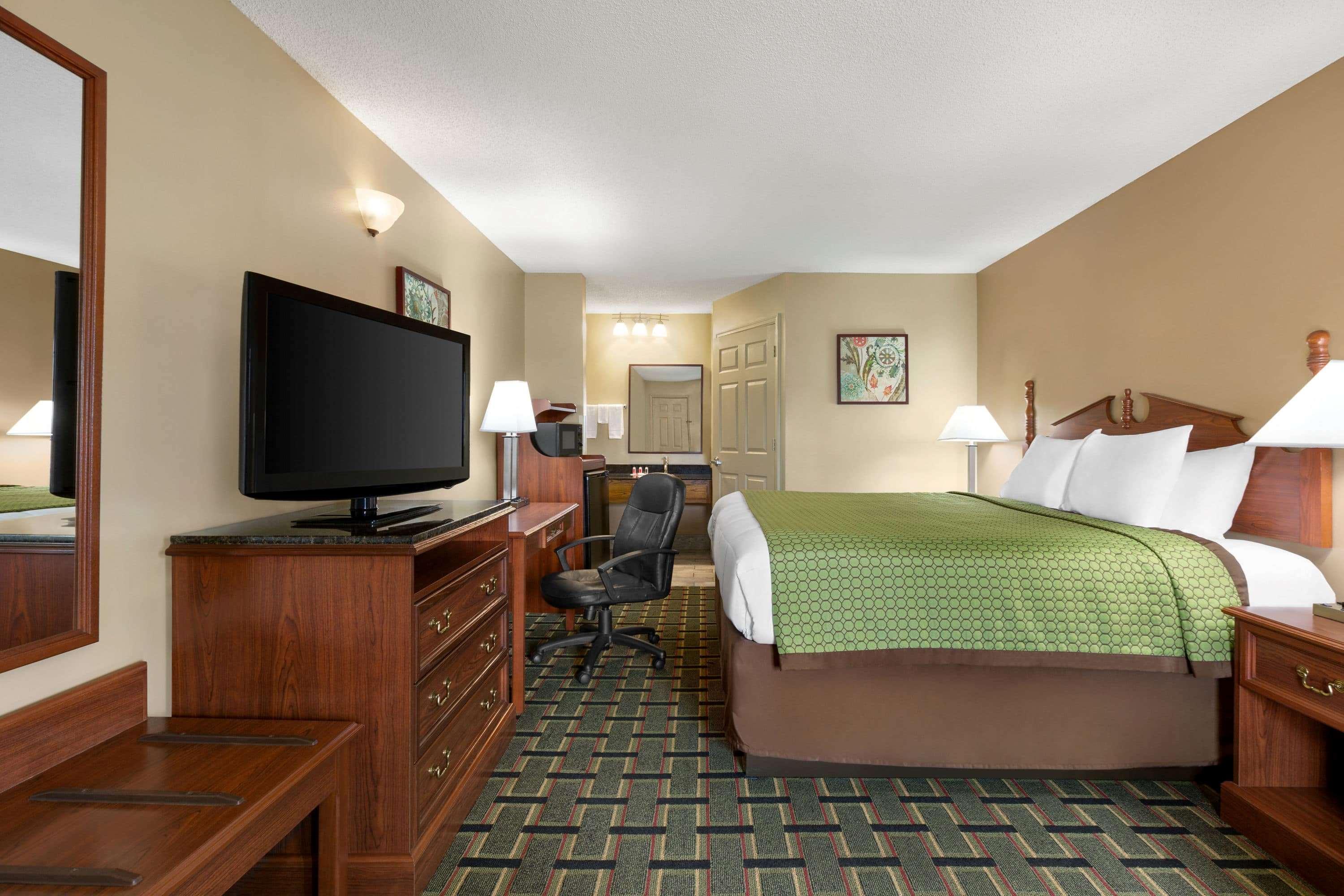 Baymont By Wyndham Warner Robins Motel Exterior photo