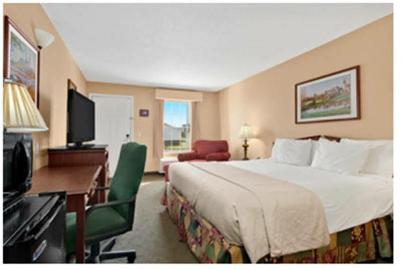 Baymont By Wyndham Warner Robins Motel Exterior photo